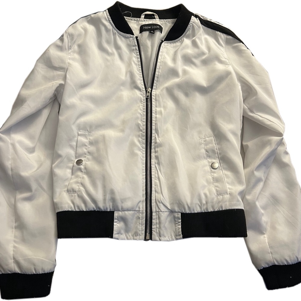 White medium cropped thin jacket